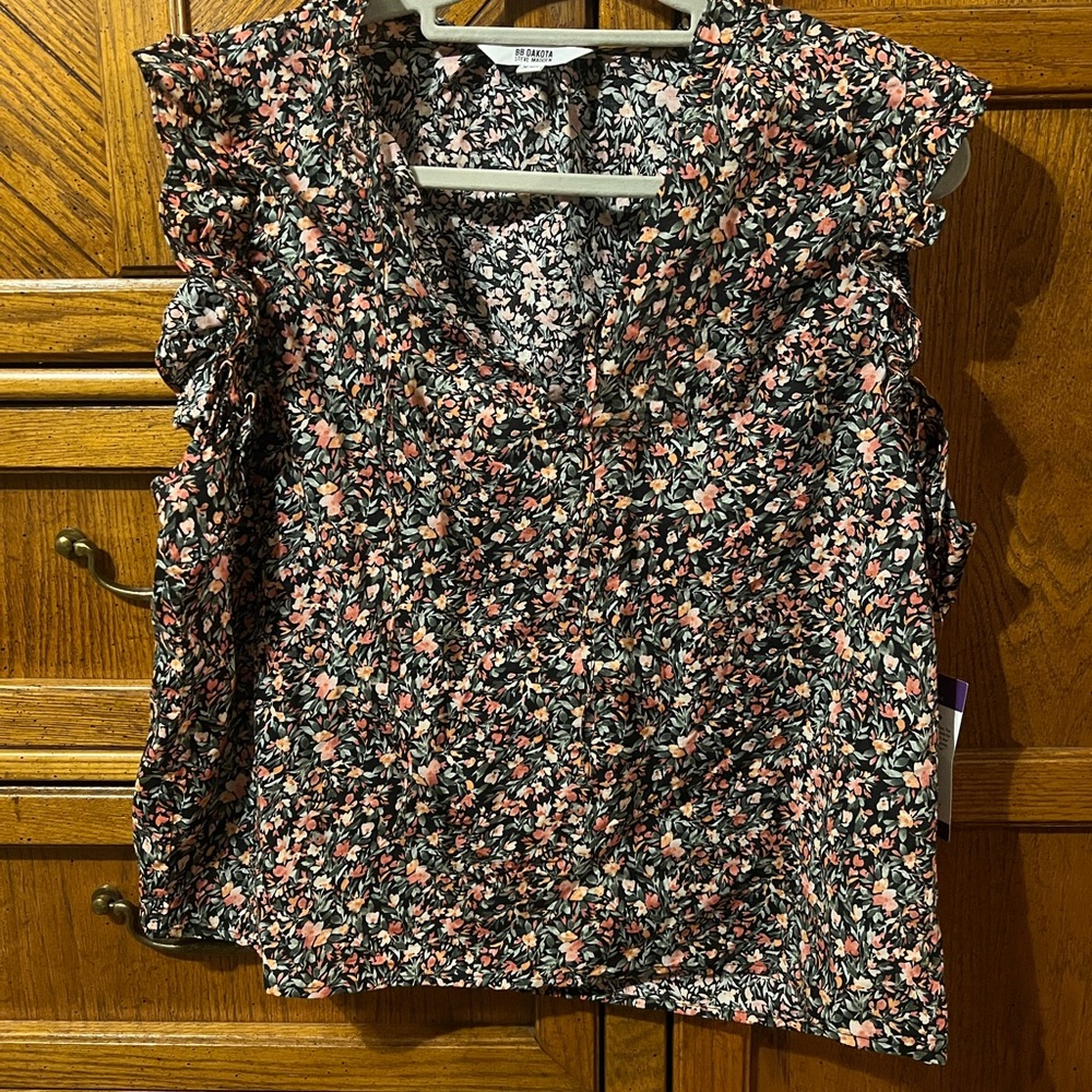 BB Dakota by Steve Madden Black Sleeveless Blouse with Ruffled V-Neck